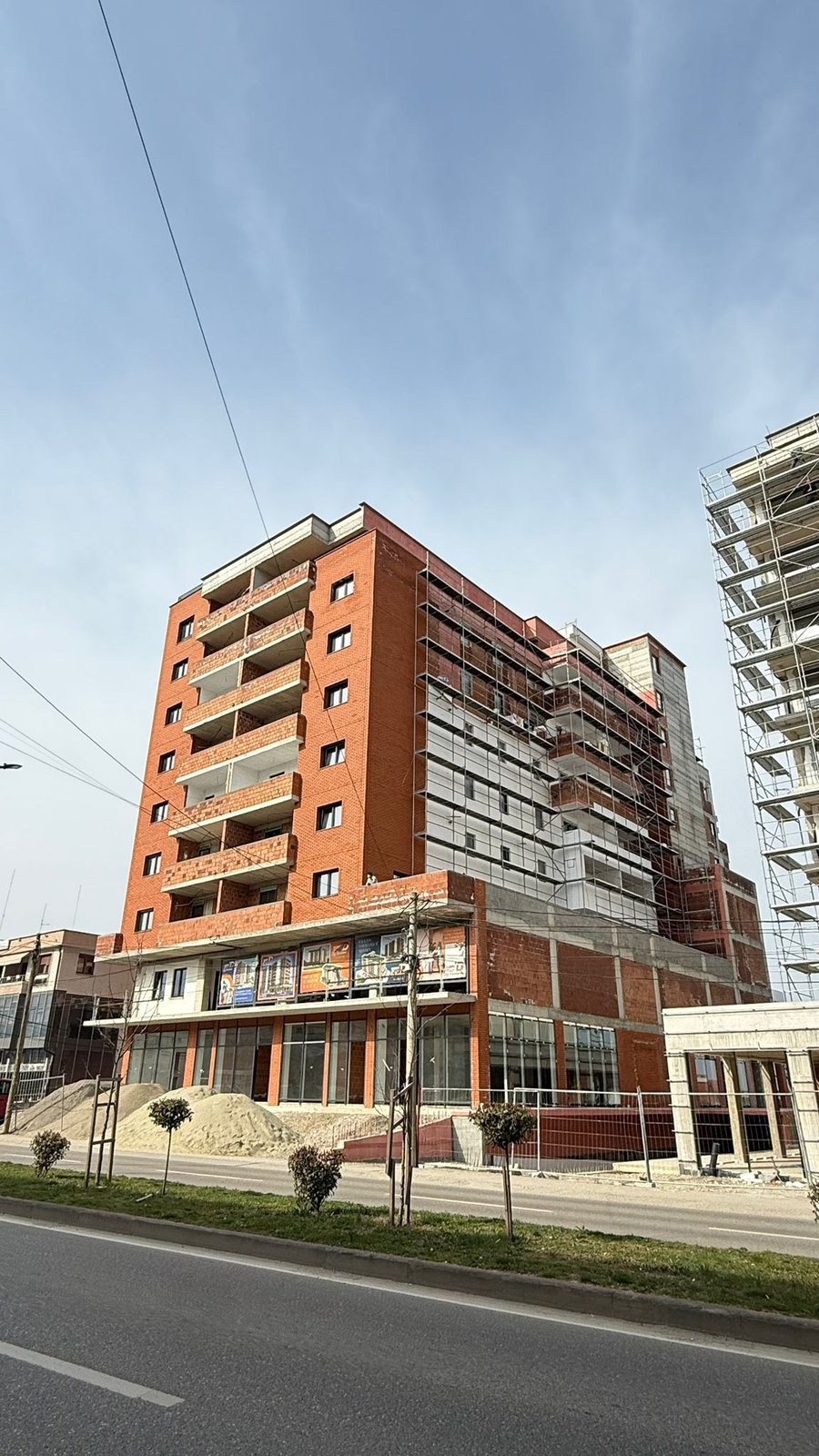 Ndërtesë në ndërtim me lokale me qira - Prizren